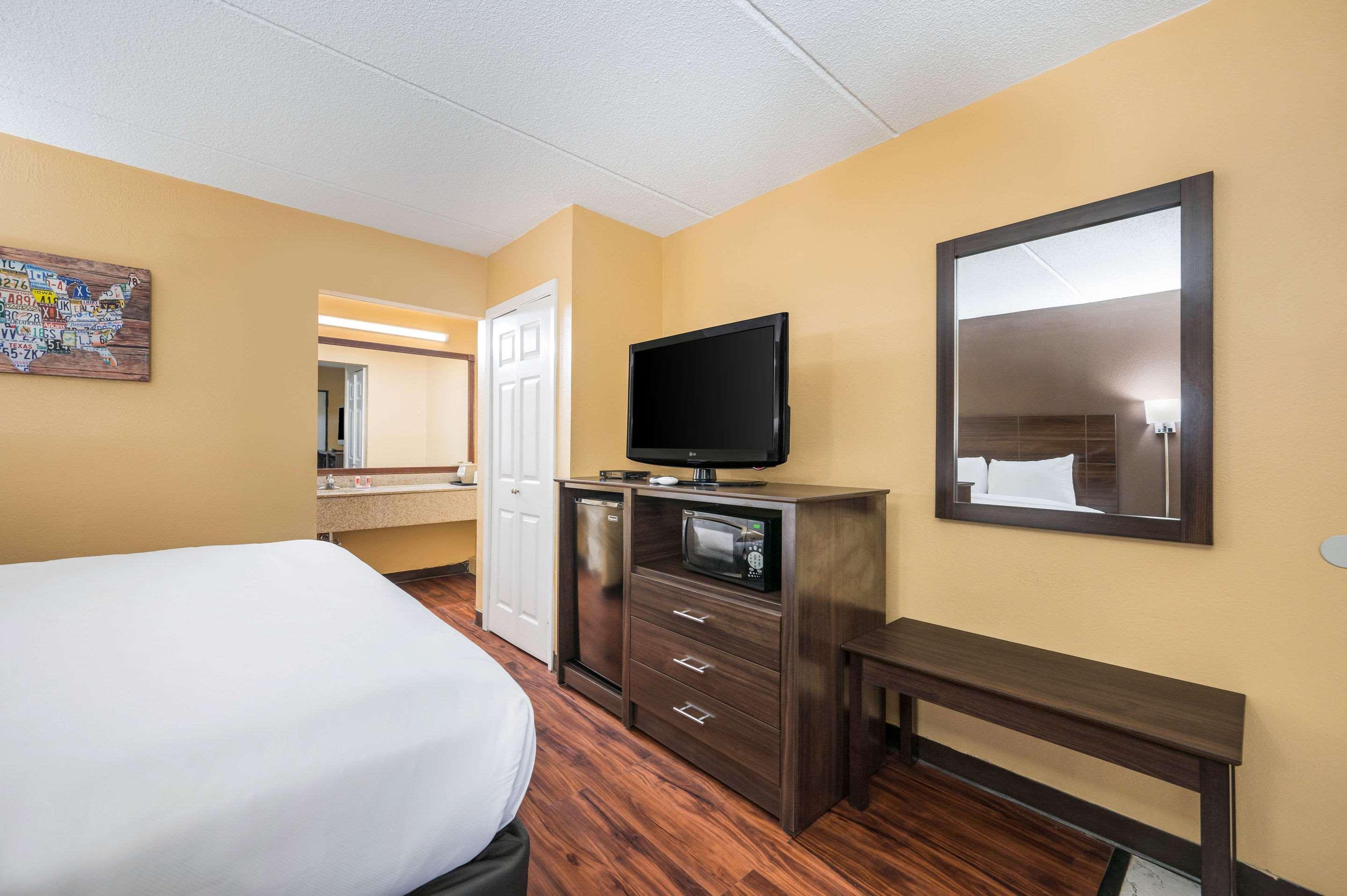 Econo Hotel 2*